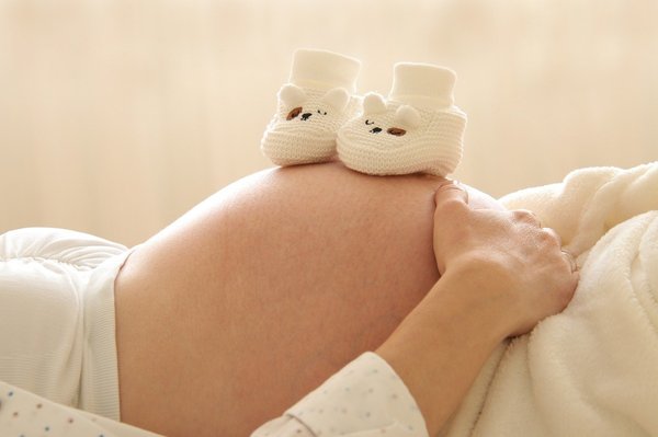 What Are Safe Travel Practices for Pregnant Women in the UK During the Second Trimester?